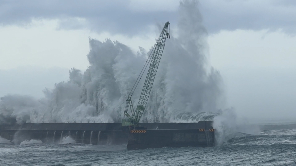 Photo: taiwanplus.com Typhoon Champi Leaves One Dead and Hundreds Injured Across Taiwan
