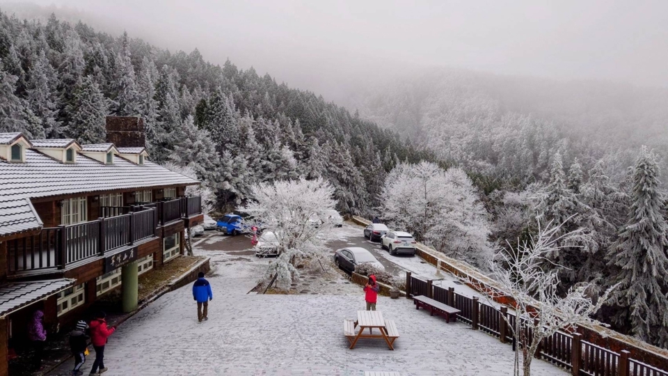 Taiwan Mountains See First Snow of 2023 - TaiwanPlus