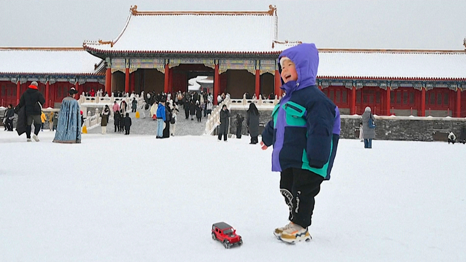 Cold Snap Blankets Beijing in Snow While South China Feels the Heat ...