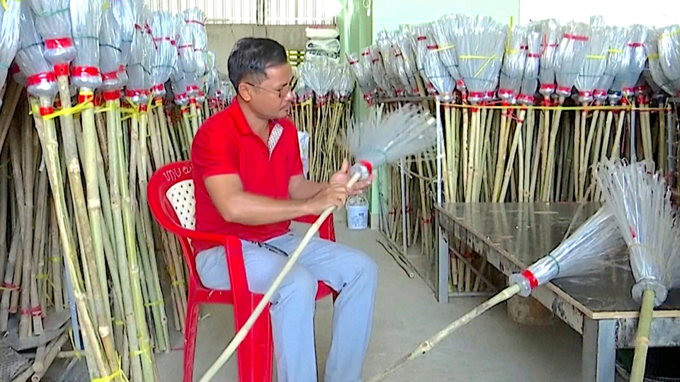 Cambodian Entrepreneur Turns Plastic Waste Into Brooms - TaiwanPlus